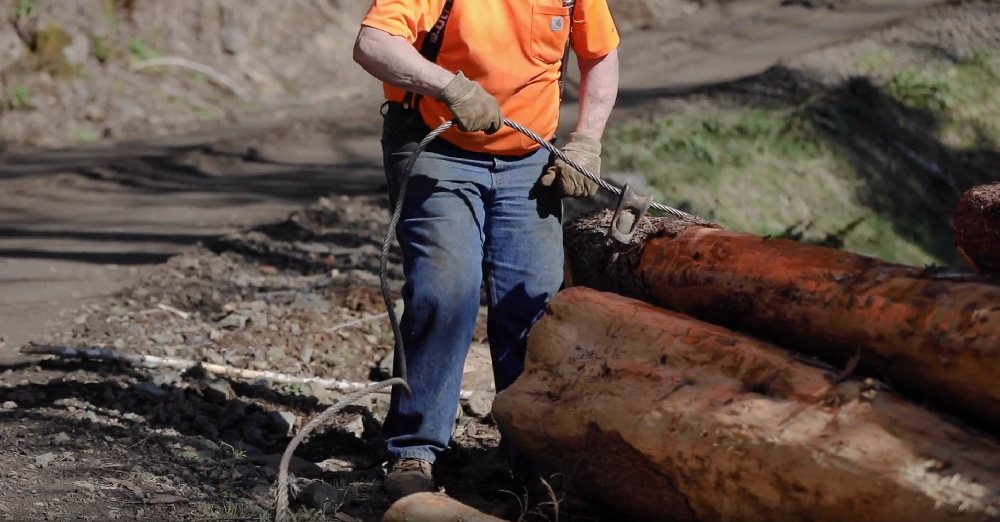 Securing choker to log